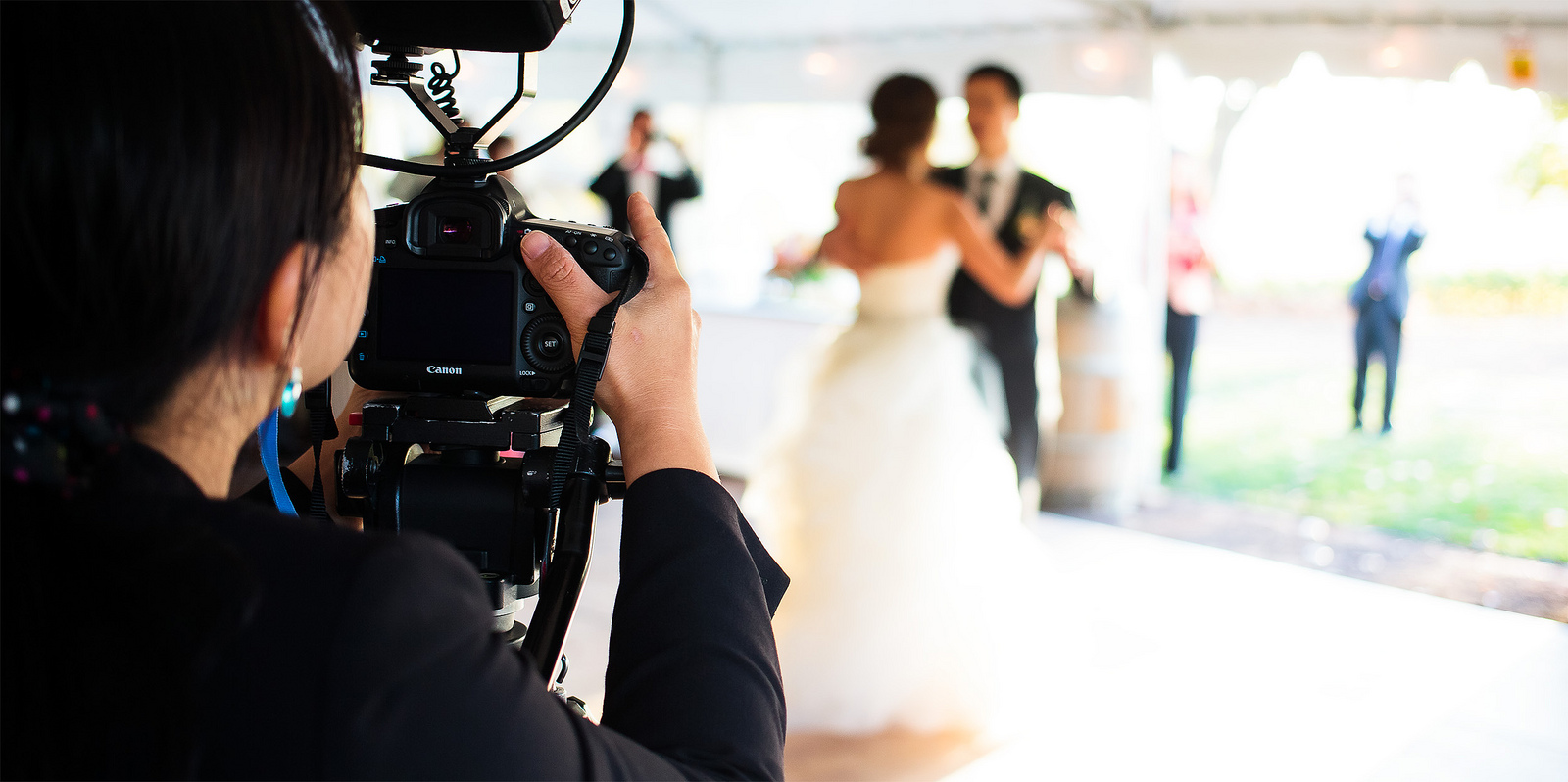 How To Choose A Wedding Videographer 2024 Guide Weddingstats 8563